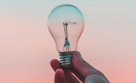 Interim Management Operations: Das Bild zeigt eine Glühbirne bei Sonnenaufgang. 