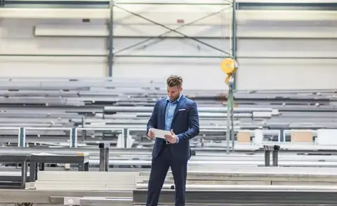 Interim Management Operations: Das Bild zeigt einen Operations Manager in einer Produktionshalle. 