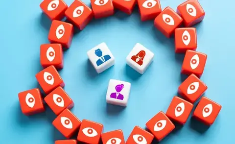 Interim Management Personalwesen: Das Bild zeigt mehrere Würfel, die eine Betriebsstruktur darstellen. 