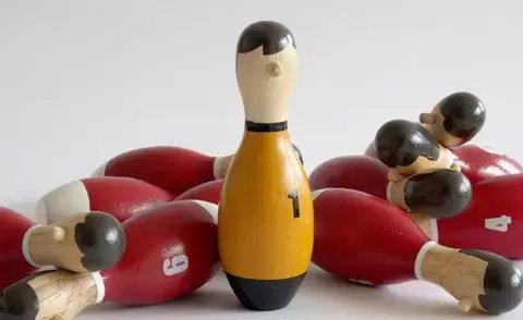 Interim Management Personalwesen: Das Bild zeigt Kegeln, welche als Männchen angemalt sind. 