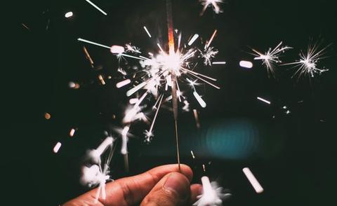 Interim Management: Das Bild zeigt eine leuchtende Wunderkerze.