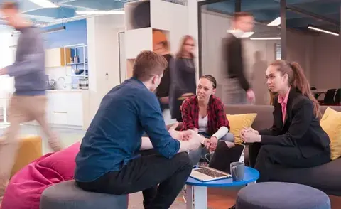 Interim Management im Vertrieb: Das Bild zeigt Vertriebsmitarbeitende im entspannten Gespräch.