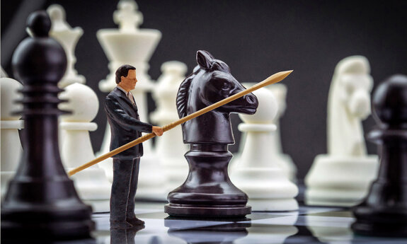 Die Grafik zeigt eine Freelancer-Figur mit Lanze auf einem Schachbrett.