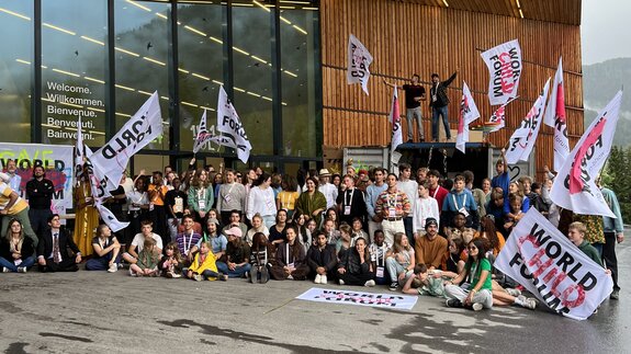 Das Foto zeigt die Teilnehmenden des World Child Forums